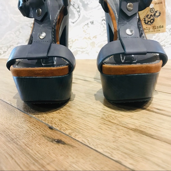 SOLD!! GUCCI Blue Wooden Platform Sandals - Picture 6 of 8